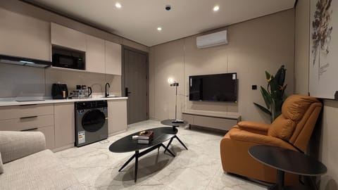 Apartment, 1 Bedroom, Accessible, Smoking | Living room