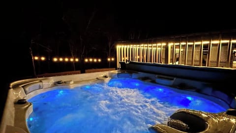 House (6 Bedrooms) | Interior