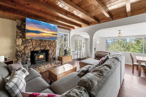 Basic Cabin, Mountain View | Living area
