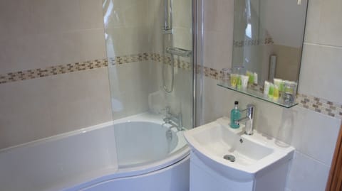 Standard Twin Room (Second Floor) | Bathroom | Combined shower/tub, free toiletries, hair dryer, bathrobes