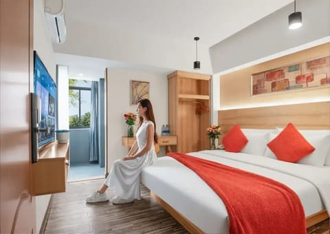 Deluxe King Room | Laptop workspace, free WiFi