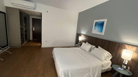 Room, 1 Double Bed, Mobility Accessible | Minibar, in-room safe, desk, soundproofing