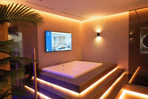 Couples treatment rooms, body treatments, hydrotherapy, aromatherapy