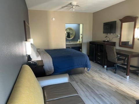 Standard Room, 1 King Bed, Smoking, Kitchenette