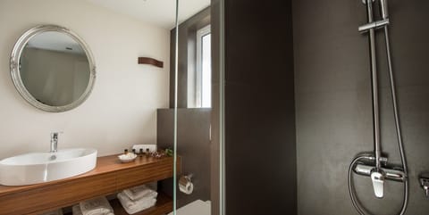 Free toiletries, hair dryer, bathrobes, towels