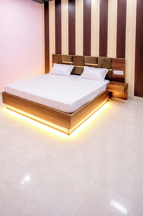 Deluxe Double Room, Air conditioning | Hypo-allergenic bedding, desk, soundproofing, free WiFi