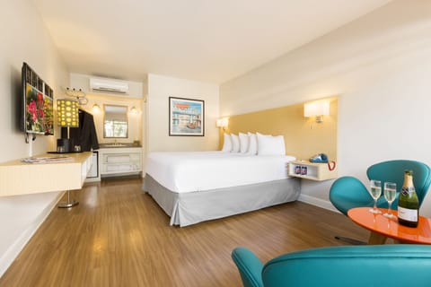 Standard Room, 1 King Bed | Premium bedding, pillowtop beds, desk, laptop workspace