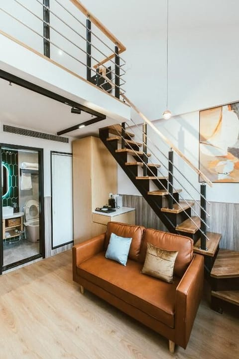 Elite Loft, City View | Living area | TV