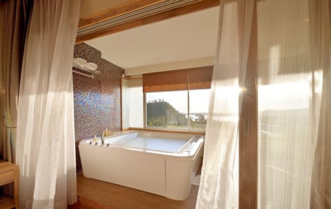 Ocean Chalet Suite | Bathroom | Free toiletries, hair dryer, bathrobes, slippers