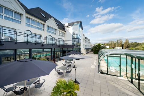 Indoor pool, sun loungers