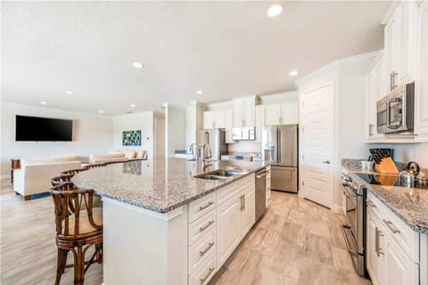 House, Multiple Beds, Pool Access, Pool View (Luxury Hideaway - Fairway Ridge) | Private kitchen