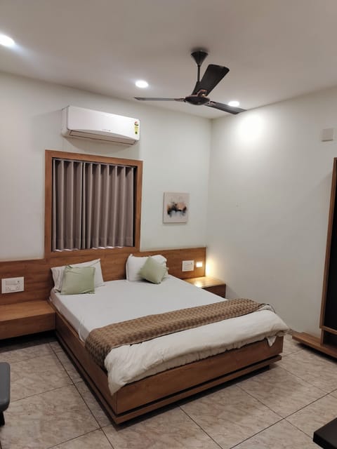 Single Room, Balcony | Desk
