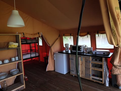 Comfort Tent (Tente Safari Lodge) | Private kitchen | Fridge, microwave, stovetop, coffee/tea maker