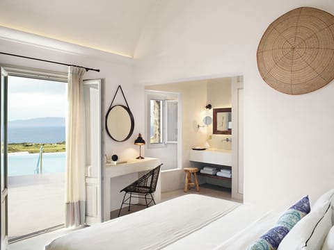 Sunset & Sea View Suite with Pool and Hot Tub | Premium bedding, minibar, in-room safe, individually decorated