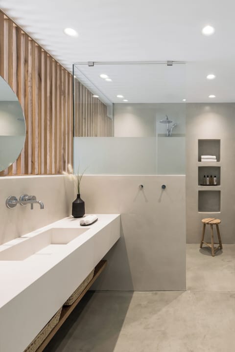 Shower, rainfall showerhead, free toiletries, hair dryer