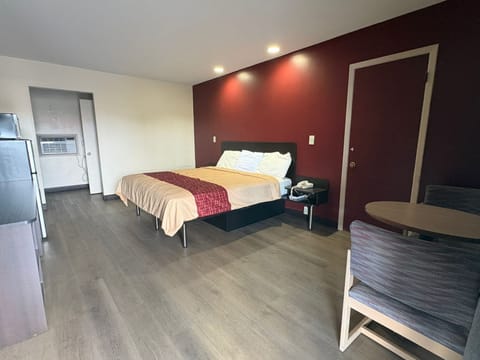 Room, 1 King Bed, Non Smoking | Desk, free WiFi, bed sheets