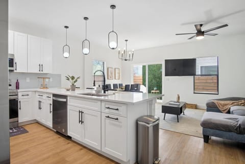 Apartment (3 Bedrooms) | Private kitchen | Microwave, oven, coffee/tea maker, dining tables