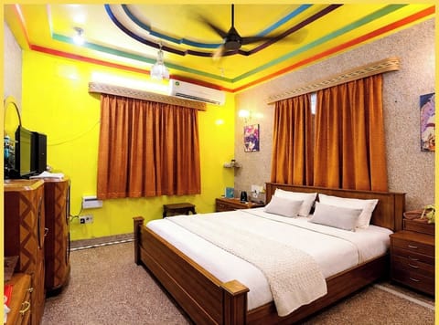 Premium bedding, desk, laptop workspace, free WiFi