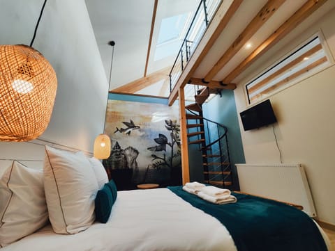 Design Suite, Courtyard View (EAU) | Premium bedding, desk, laptop workspace, iron/ironing board