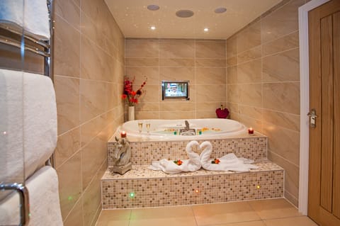 Luxury Suite (Ti Amo) | Bathroom | Designer toiletries, hair dryer, bathrobes, towels