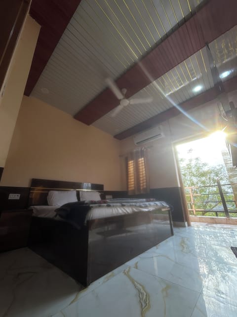 Deluxe Double Room, Balcony, City View | Interior
