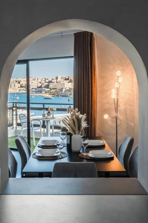 Comfort Apartment, Sea View | Dining
