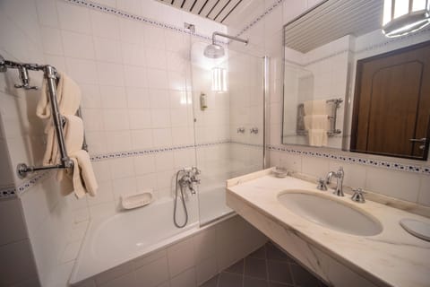 Combined shower/tub, free toiletries, hair dryer, towels
