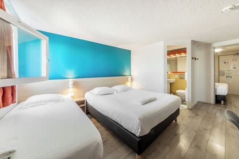 Standard 1 Queen 2 Single Non Smoking | Desk, iron/ironing board, free cribs/infant beds, free WiFi