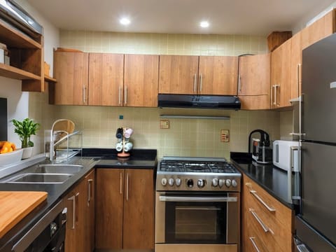 Luxury Double or Twin Room, City View | Shared kitchen