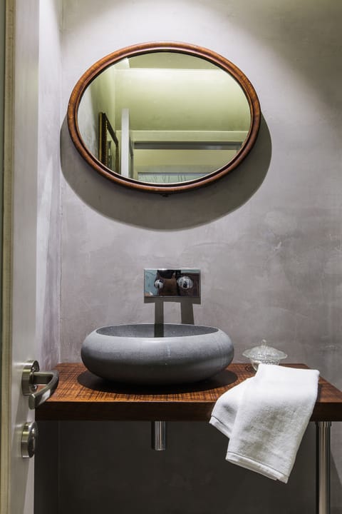 Family Suite | Bathroom | Hair dryer, towels, soap, shampoo