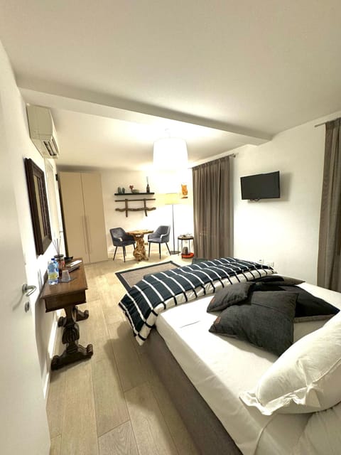 Deluxe Double Room, Canal View | Down comforters, in-room safe, desk, laptop workspace