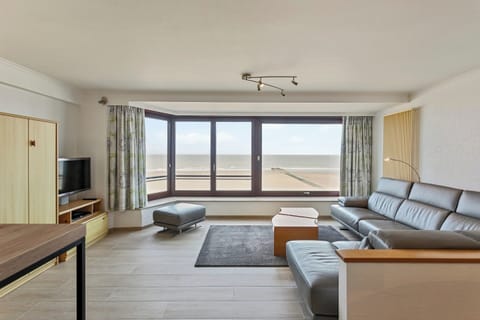 Classic Apartment, 3 Bedrooms | Living room