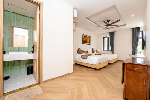 Deluxe Room, 1 King Bed and 1 Single Bed | Blackout drapes, free WiFi, bed sheets
