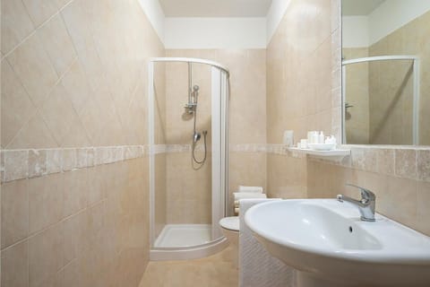 Shower, rainfall showerhead, free toiletries, hair dryer