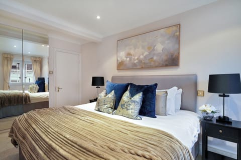 Deluxe Apartment | Iron/ironing board, free WiFi