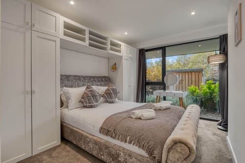 House | 3 bedrooms, desk
