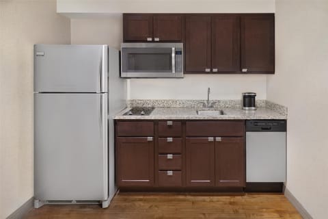 Full-size fridge, microwave, stovetop, dishwasher
