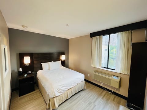 Standard Room, 1 Queen Bed | Soundproofing, high-speed internet, alarm clocks, bed sheets