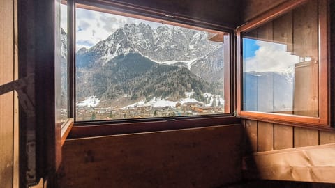 Apartment, Balcony, Mountain View | Interior