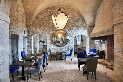 2 restaurants, breakfast, lunch, dinner served; international cuisine