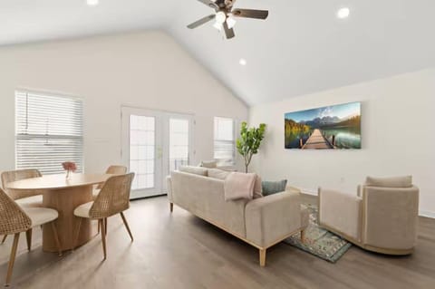 Luxury House, 2 Bedrooms, Non Smoking, Kitchen | Living area | Smart TV