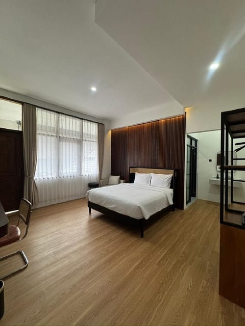 Suite, Balcony | Desk, laptop workspace, free WiFi