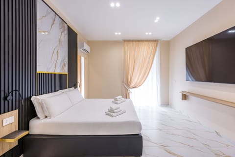 Standard Double or Twin Room | In-room safe, laptop workspace, free WiFi