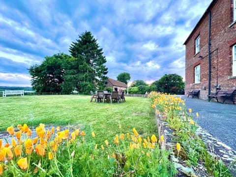 House, Multiple Beds, Kitchen, Garden View | Outdoor dining