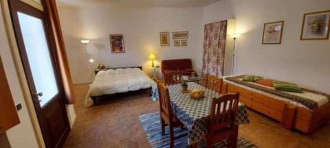 Studio | Free cribs/infant beds, rollaway beds, free WiFi, bed sheets