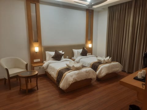 Deluxe Double or Twin Room, Park View | Minibar, in-room safe, desk, laptop workspace