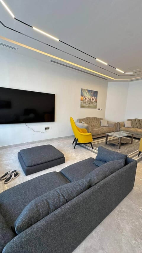 Standard Room, City View | Living area