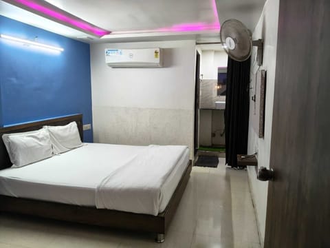 Egyptian cotton sheets, premium bedding, memory foam beds, desk