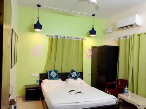 In-room safe, desk, laptop workspace, WiFi (free)