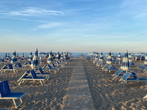 Private beach nearby, white sand, beach bar